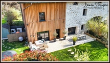 Superbe grange rénovée avec raffinement offrant 181 m² sur un terrain arboré de 370 m²