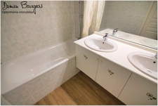 Élégant appartement T3 en dernier étage avec poutres balcons, vue montagnes et piscine