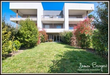Élégant appartement T2 de 50 m2 en rez-de-jardin avec terrasse, vaste jardin, garage fermé et stationnement privé