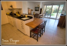 Élégant appartement T2 de 50 m2 en rez-de-jardin avec terrasse, vaste jardin, garage fermé et stationnement privé