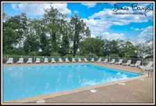 Élégant appartement T3 en dernier étage avec poutres balcons, vue montagnes et piscine