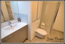 Élégant appartement T2 de 50 m2 en rez-de-jardin avec terrasse, vaste jardin, garage fermé et stationnement privé