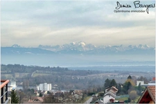 Élégant appartement T3 en dernier étage avec poutres balcons, vue montagnes et piscine