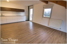 Élégant appartement T3 en dernier étage avec poutres balcons, vue montagnes et piscine