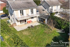 Charmante maison mitoyenne avec grand jardin dans le hameau recherché de Pregnin