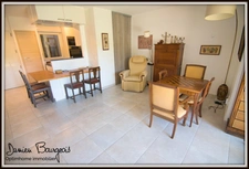 Élégant appartement T2 de 50 m2 en rez-de-jardin avec terrasse, vaste jardin, garage fermé et stationnement privé
