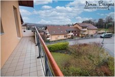 Élégant appartement T3 en dernier étage avec poutres balcons, vue montagnes et piscine