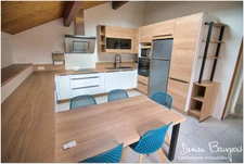 Entre appartement et maison, ce duplex d’exception situé à Logras séduit par ses beaux volumes