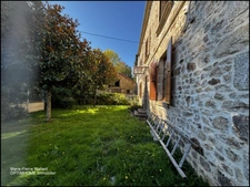 Belle maison en pierres de pays avec nombreuses dépendance à MONTBOUCHER (23)