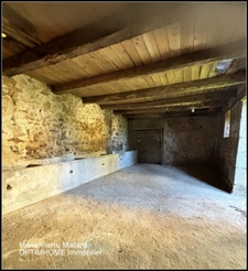 Belle maison en pierres de pays avec nombreuses dépendance à MONTBOUCHER (23)