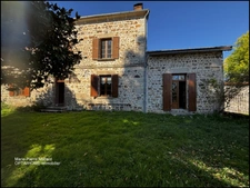 Belle maison en pierres de pays avec nombreuses dépendance à MONTBOUCHER (23)