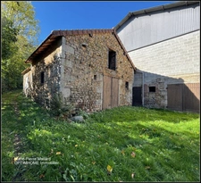 Belle maison en pierres de pays avec nombreuses dépendance à MONTBOUCHER (23)