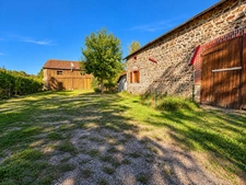 Maison familiale typique creusoise de 9 pièces à BLESSAC (23)