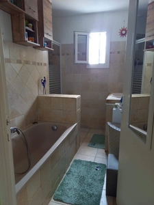 Maison à louer 4 pièces 83 m2 et jardin arboré (500 m2) à GREOUX LES BAINS (04)