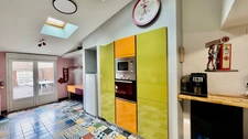 Maison familiale à vendre 6 pièces, 4 chambres + bureau – Proche gare & écoles – Grande terrasse – Garage – Dépendances – ROCHEFORT (17)