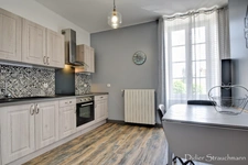 Dpt Charente Maritime (17), à vendre SAINT SAVINIEN immeuble 