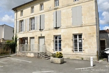 Dpt Charente Maritime (17), à vendre SAINT SAVINIEN immeuble 