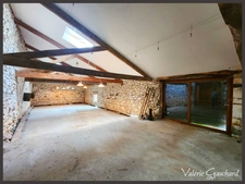 À vendre Corps de ferme en pierre de 250 m² à rénover 5 chambres, dépendances XXL (650 m²), prairie et bois sur 3 hectares. Situé au calme à Nastringues (Dordogne)