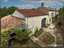 À vendre Corps de ferme en pierre de 250 m² à rénover 5 chambres, dépendances XXL (650 m²), prairie et bois sur 3 hectares. Situé au calme à Nastringues (Dordogne)
