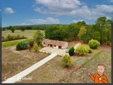 Maison à vendre de plain pied 3 chambres garage et grange sur 1.5ha à Fraisse en Dordogne   (24)