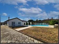 Maison à vendre de plain pied 3 chambres double garage et piscine sur la commune de  PINEUILH (33)
