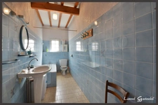Maison de ville à vendre à rénover 2 chambres avec cour et petite dépendance à SAINTE FOY LA GRANDE (33)