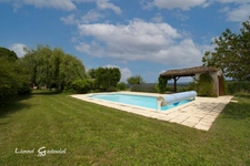 Ensemble immobilier deux maisons en pierres avec piscine et dépendances sur plus d'un 1.9ha