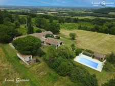 Ensemble immobilier deux maisons en pierres avec piscine et dépendances sur plus d'un 1.9ha