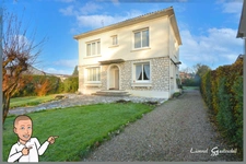  Maison familiale trois chambres à vendre avec jardin arboré – proche commerces et hôpital à PINEUILH (33)