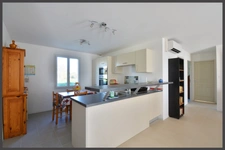 Maison contemporaine de plain-pied à vendre trois pièces  85 m² à ARVEYRES (33)