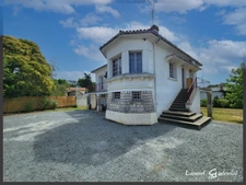 Maison sur deux niveaux 5 chambres Garages à vendre sur la commune de  PINEUILH (33)