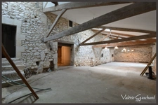 À vendre Corps de ferme en pierre de 250 m² à rénover 5 chambres, dépendances XXL (650 m²), prairie et bois sur 3 hectares. Situé au calme à Nastringues (Dordogne)
