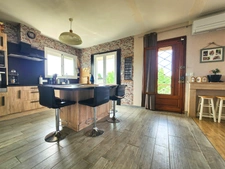Maison sur deux niveaux 5 chambres Garages à vendre sur la commune de  PINEUILH (33)