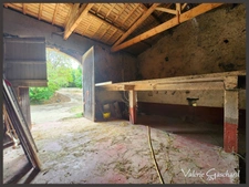 À vendre Corps de ferme en pierre de 250 m² à rénover 5 chambres, dépendances XXL (650 m²), prairie et bois sur 3 hectares. Situé au calme à Nastringues (Dordogne)