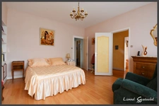  Maison familiale trois chambres à vendre avec jardin arboré – proche commerces et hôpital à PINEUILH (33)