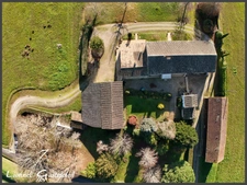 Ancien corps de ferme sur 6 hectares – Idéal pour projet équestre ou élevage canin  Maison en pierre 4 chambres avec dépendances à PINEUILH (33