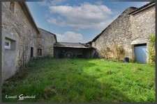 Ancien corp de ferme en pierre à vendre avec fort potentiel sur la commune de SAINTE RADEGONDE (33)