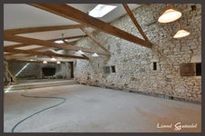À vendre Corps de ferme en pierre de 250 m² à rénover 5 chambres, dépendances XXL (650 m²), prairie et bois sur 3 hectares. Situé au calme à Nastringues (Dordogne)