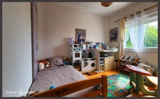 Maison sur deux niveaux 5 chambres Garages à vendre sur la commune de  PINEUILH (33)