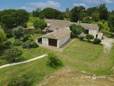 Ensemble immobilier deux maisons en pierres avec piscine et dépendances sur plus d'un 1.9ha