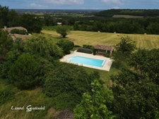 Ensemble immobilier deux maisons en pierres avec piscine et dépendances sur plus d'un 1.9ha