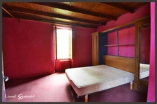 À vendre Corps de ferme en pierre de 250 m² à rénover 5 chambres, dépendances XXL (650 m²), prairie et bois sur 3 hectares. Situé au calme à Nastringues (Dordogne)