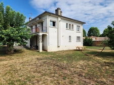 Maison sur deux niveaux 5 chambres Garages à vendre sur la commune de  PINEUILH (33)