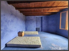 À vendre Corps de ferme en pierre de 250 m² à rénover 5 chambres, dépendances XXL (650 m²), prairie et bois sur 3 hectares. Situé au calme à Nastringues (Dordogne)