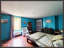 À vendre Corps de ferme en pierre de 250 m² à rénover 5 chambres, dépendances XXL (650 m²), prairie et bois sur 3 hectares. Situé au calme à Nastringues (Dordogne)
