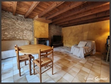 À vendre Corps de ferme en pierre de 250 m² à rénover 5 chambres, dépendances XXL (650 m²), prairie et bois sur 3 hectares. Situé au calme à Nastringues (Dordogne)