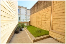 Maison de ville deux chambres avec garage et cour à Castillon la Bataille