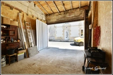 Maison de ville deux chambres avec garage et cour à Castillon la Bataille