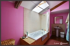 À vendre Corps de ferme en pierre de 250 m² à rénover 5 chambres, dépendances XXL (650 m²), prairie et bois sur 3 hectares. Situé au calme à Nastringues (Dordogne)