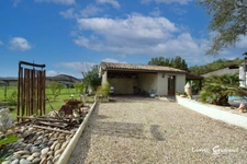 Maison à vendre Découvrez le charme rustique et le confort moderne de cette demeure périgourdine nichée dans un écrin de verdure, offrant une vie douillette avec piscine et commodités à portée de main